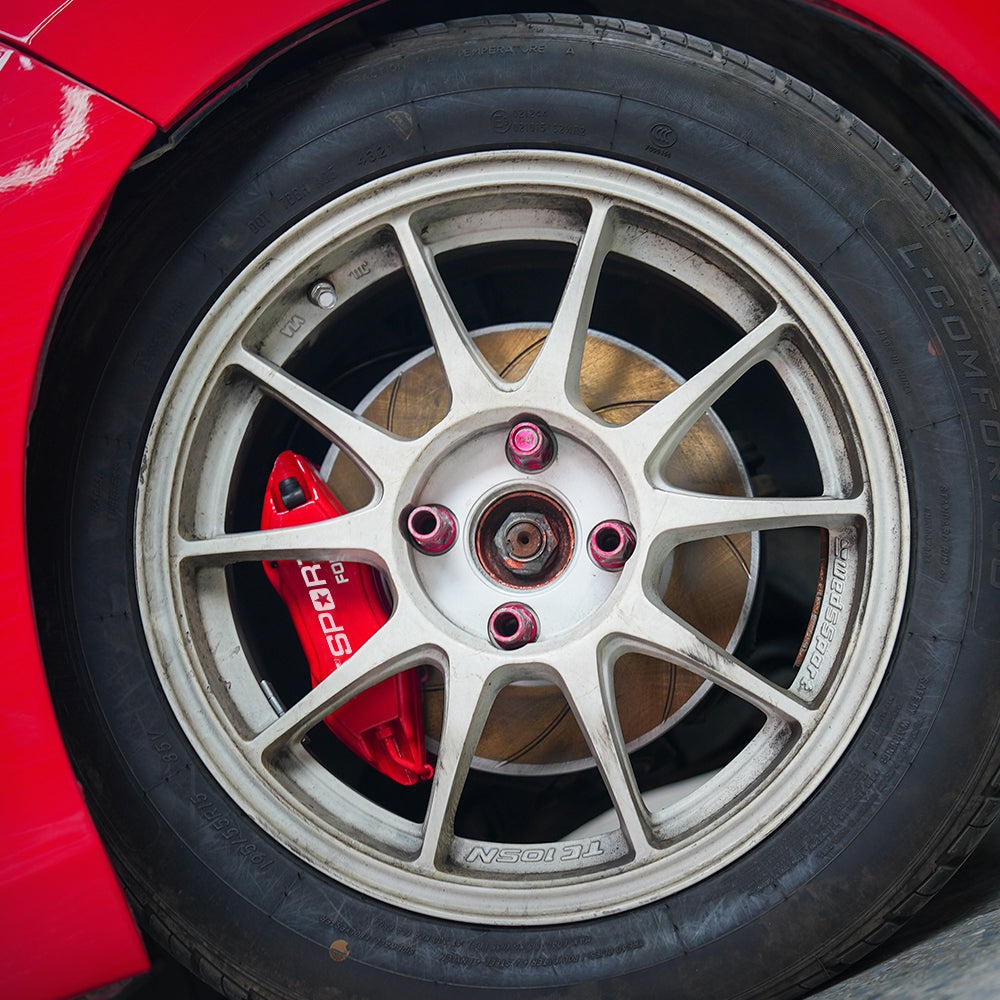 A red TTSPORT 4-piston big brake kit is installed on the Honda Fit/Jazz front wheel.